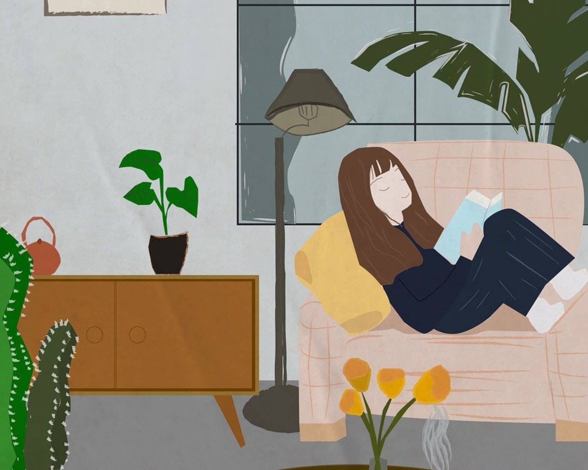 Femme de plus de 50 ans lisant paisiblement sur son canapé dans une ambiance cocooning, symbole de mieux-être et de sérénité après la ménopause