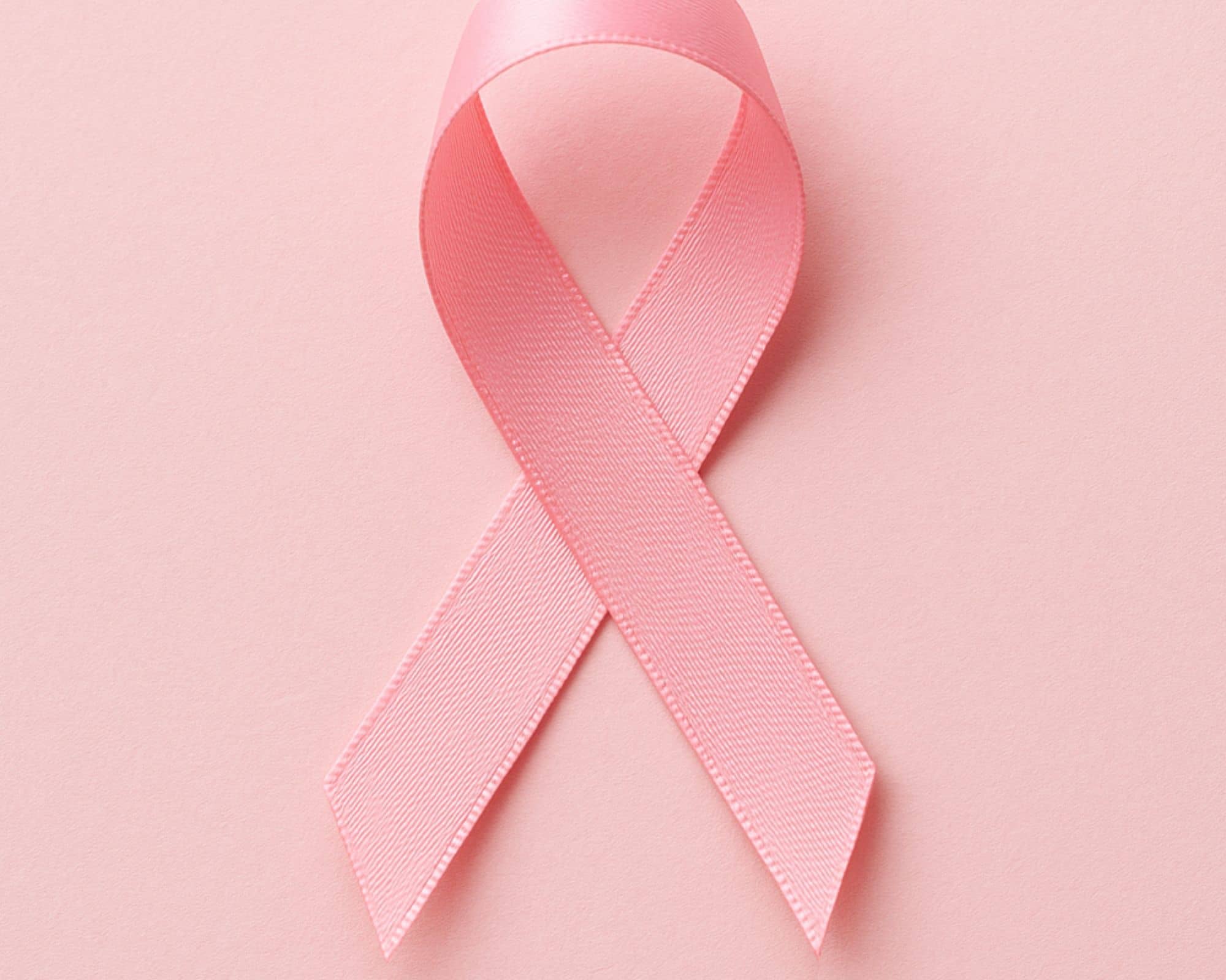 Ruban rose symbole de la lutte contre le cancer du sein sur fond transparent